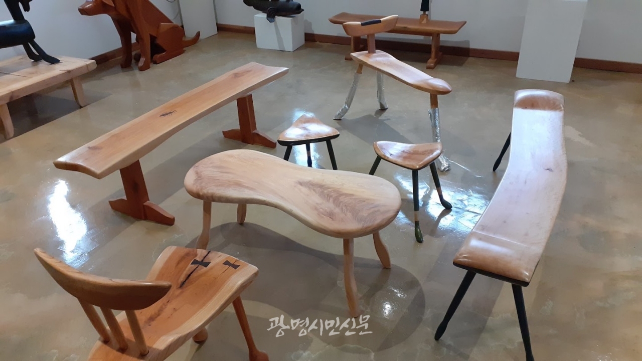 압구정동 갤러리씨엔에서 김진송 작가의 ＜느티나무 의자-목수 김씨＞展이 열리고 있다.